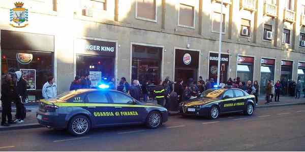 Fiamme al Burger King della stazione di Firenze. Le foto....