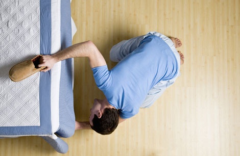 Ladro (inesperto) nascosto sotto il letto. Scoperto...