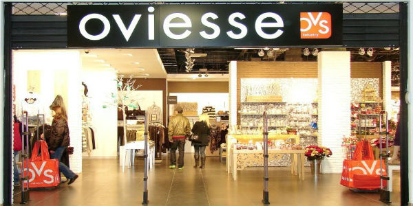 Ruba indumenti ed aggredisce gli addetti alla sorveglianza.