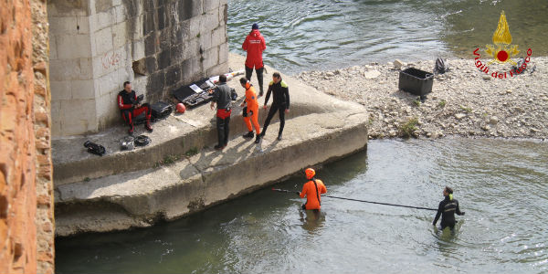 I Vigili del Fuoco e le verifiche al ponte. Foto e video