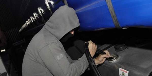 Rubano gasolio dai camion in sosta. Due uomini arrestati...