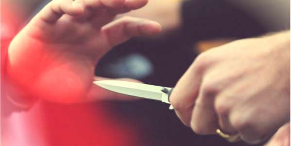 Famiglie violente. Moglie accoltella il marito dopo una lite....