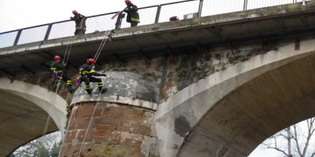 Pompieri verificano la stabilità del ponte. Con le microcamere...