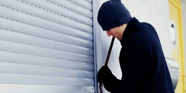 Tentano di rubare nella scuola. Arrestati