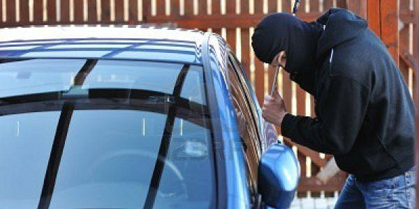 Spaccano i vetri di 2 auto per rubare le borse. Far West a Barberino