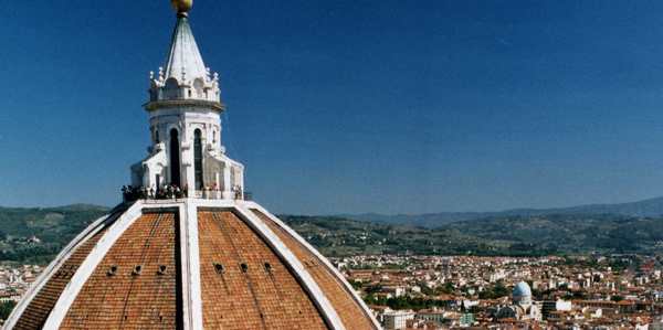 Minaccia di gettarsi dalla Cupola del Duomo. Arrivano i pompieri