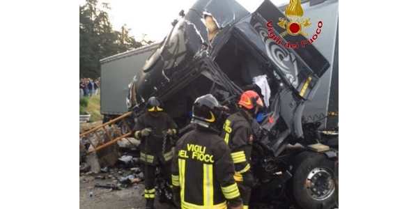 Camion intraversato. A1 bloccata questa mattina