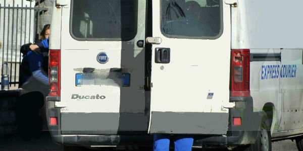 Piede inastrato nel portellone. Arrivano i pompieri