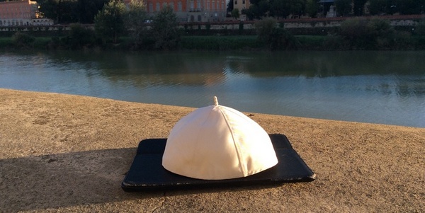 Copricapo di Papa Francesco all'asta a Firenze. Per le manifestazioni sull'alluvione