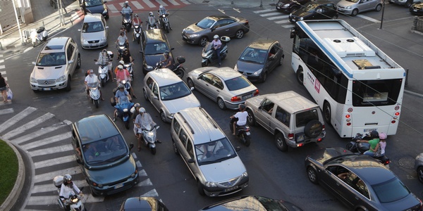 Otto incidenti in un'ora e traffico in tilt. Mattina da dimenticare a Firenze
