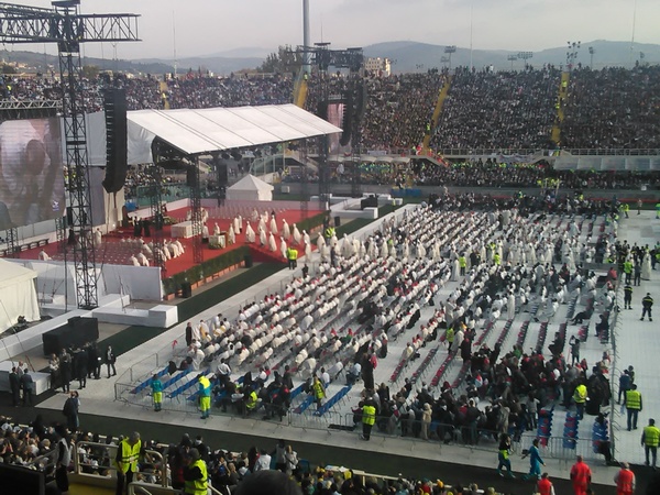 Il Papa, lo stadio e la scultura di San Piero. Cronaca e foto di OK!Mugello