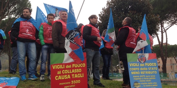 Pompieri manifestano a Pontassieve, vicino casa di Renzi