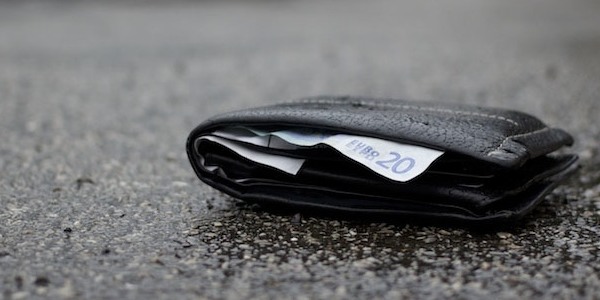 Riporta il portafoglio pieno. Bella storia a Borgo