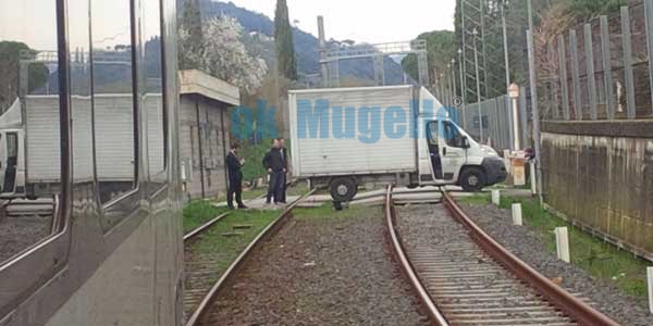 Furgone blocca treno sulla Faentina. Un pirata dei binari?