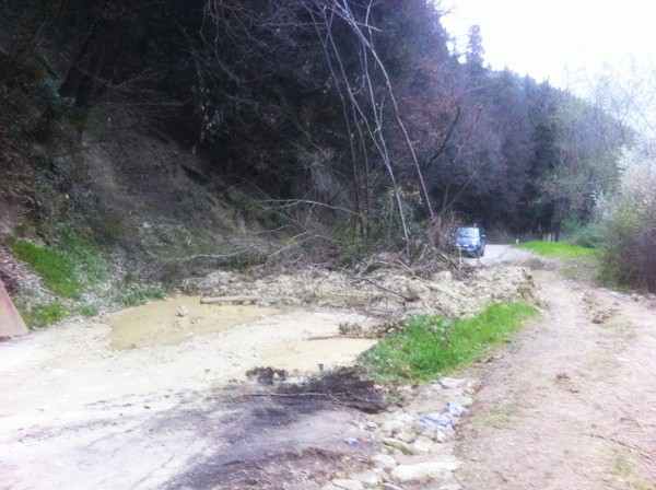 Frana in via Colognolese a Pontassieve, ancora chiusa la strada.