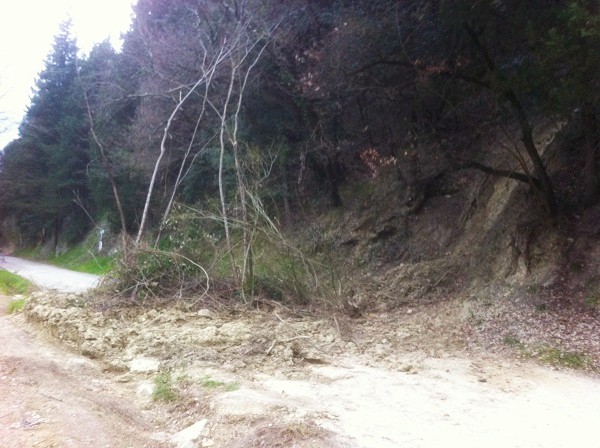 Frana in via Colognolese a Pontassieve, ancora chiusa la strada.