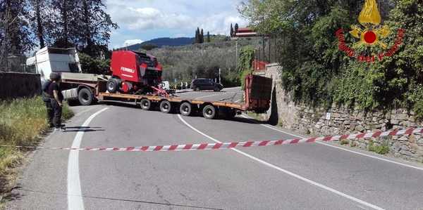 Camion intraversato. La foto, è c'è anche un incendio di sterpaglie