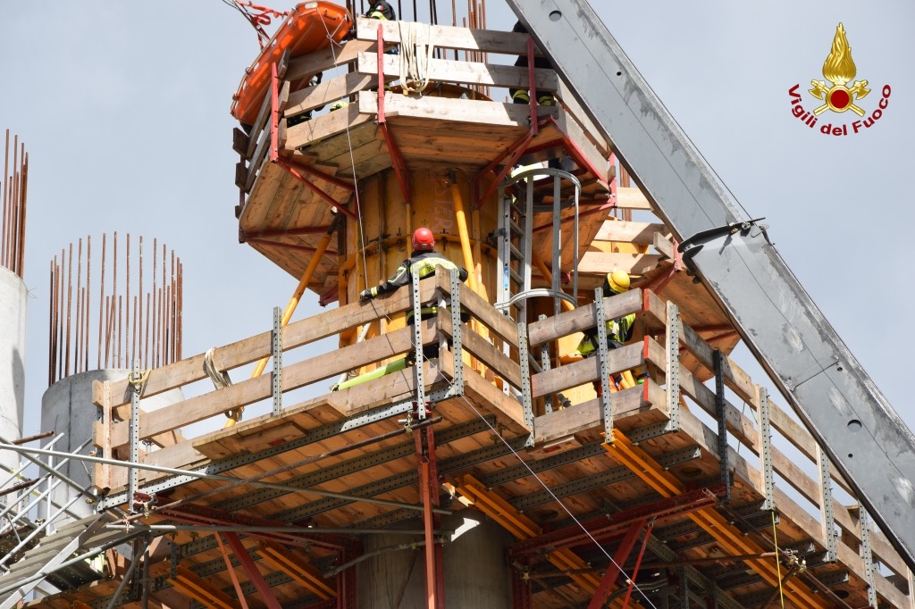 Terza corsia. Esercitazione Pompieri e 118, operaio da soccorrere. Video