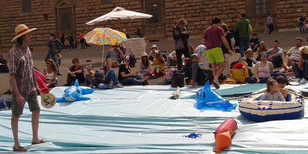 Una spiaggia in Piazza Pitti, per il SI al referendum del 17 Aprile