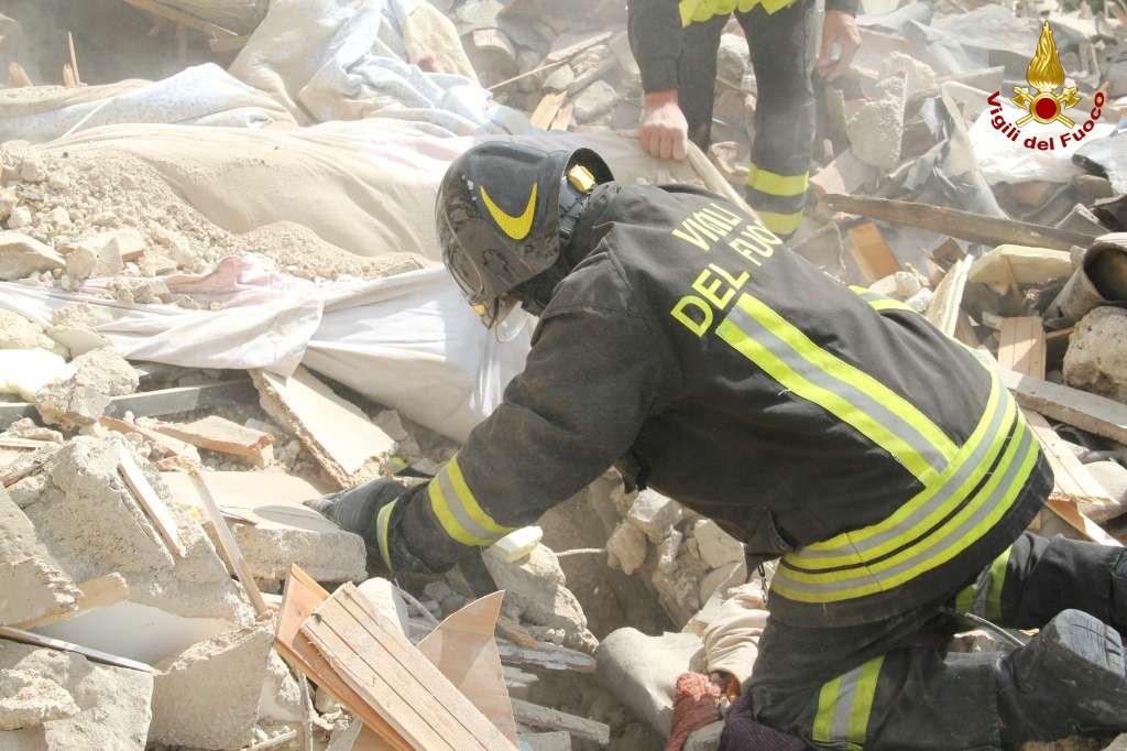 vigili-del-fuoco-vff-115-pompieri-terremoto-Pescara-del-Tronto-4