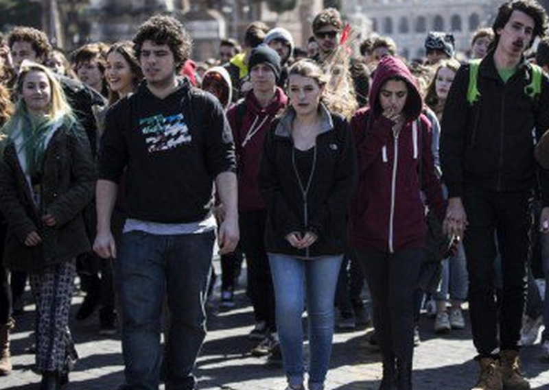 Cercano di sfondare il portone della scuola. Caos alla manifestazione a Firenze