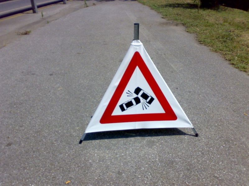 Auto contro un albero. Incidente stamani a La Torre