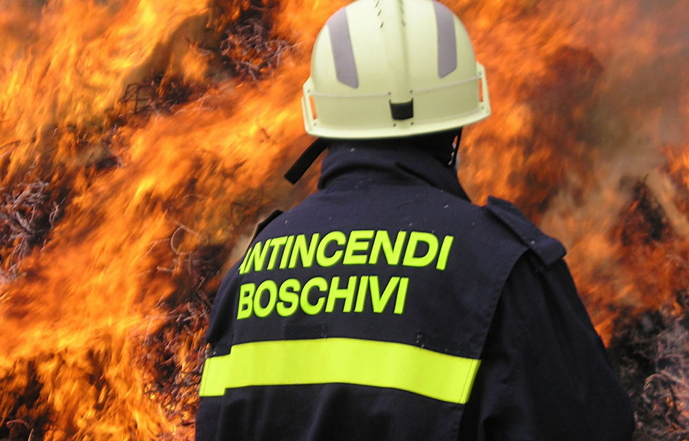 Ancora attivo l'incendio a Firenzuola. Procedono le operazioni