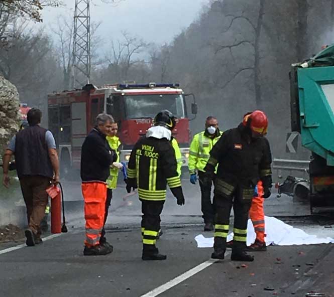 Incidente mortale. Moto finisce sotto un camion e prende fuoco