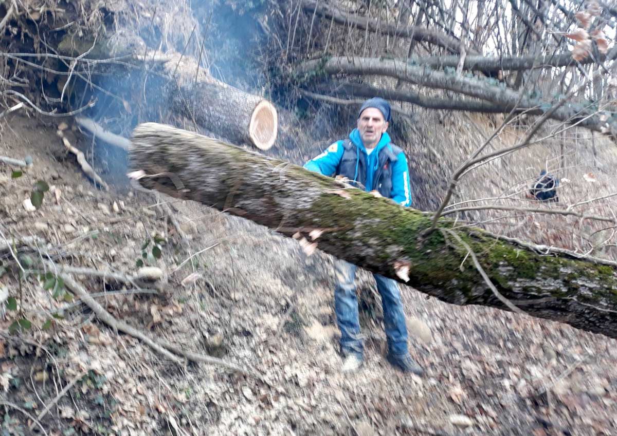Volontari al lavoro per il ripristino della Via Degli Dei dopo la neve