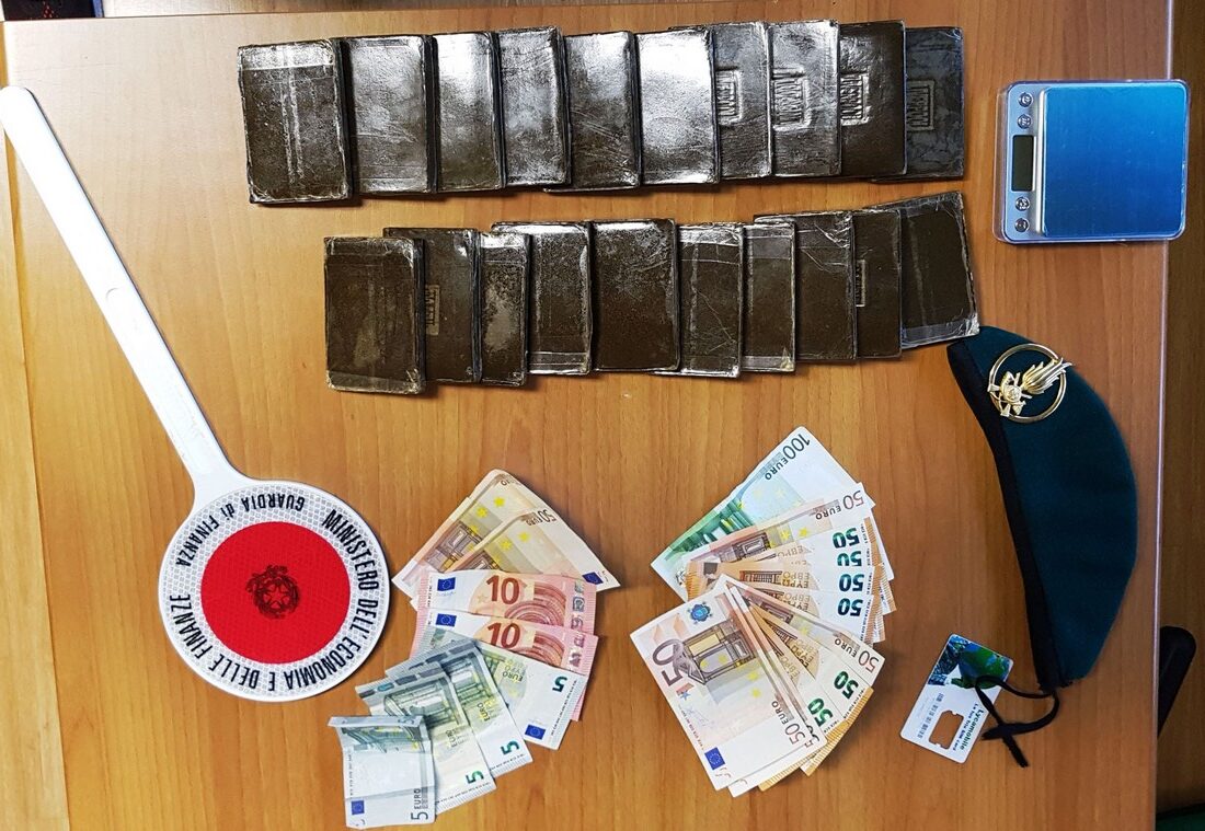 In bici con 2 chili di hashish, arrestato. I dettagli