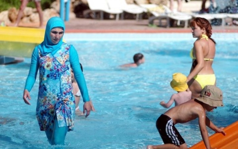In piscina con il burkini, cacciata. Accade a Firenze, e tocca un nervo scoperto