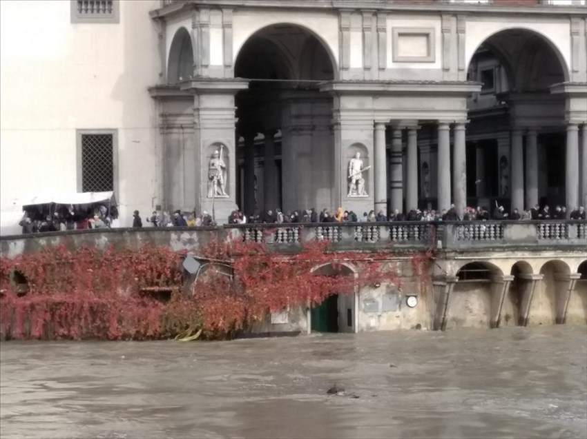 L'ondata di piena in centro