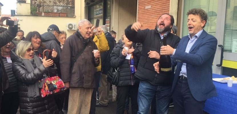 Brindisi davanti all'ufficio postale