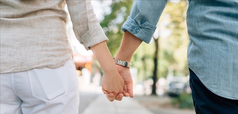 Cippia che si tiene per mano