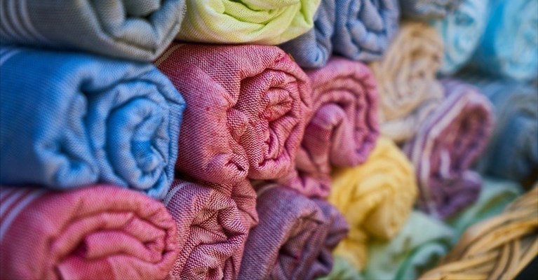 rifiuti di stracci abbandonati