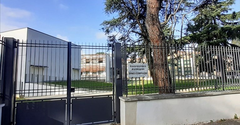 Scuola Dino Compagni, l'ingresso da via Verità
