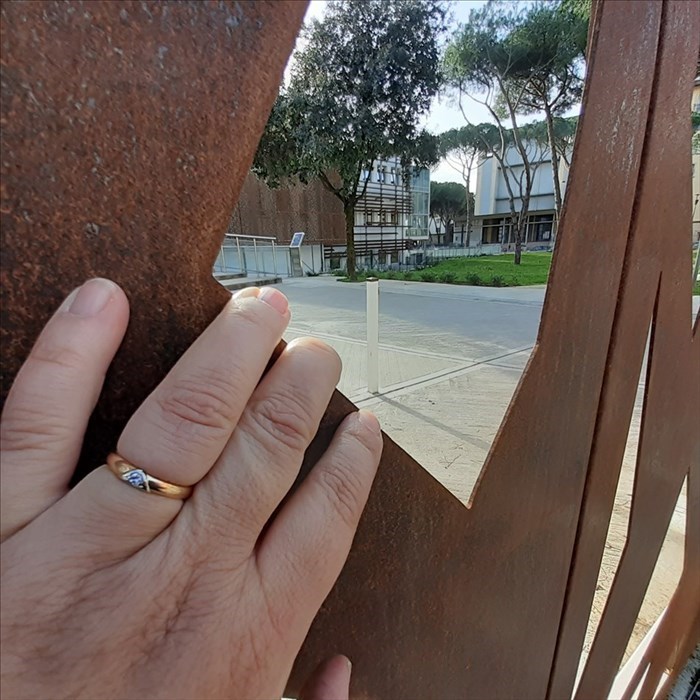 La scuola Dino Compagni vista dall'ingresso di via Sirtori