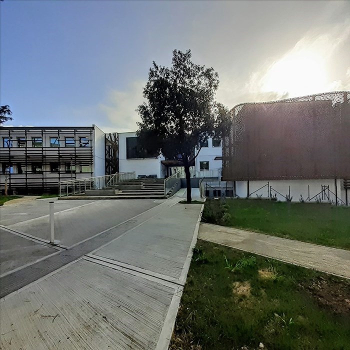 La scuola vista dall'ingresso di via Verità