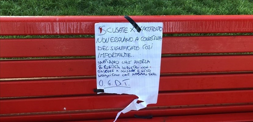 La.panchina rossa col bigliettino di scuse