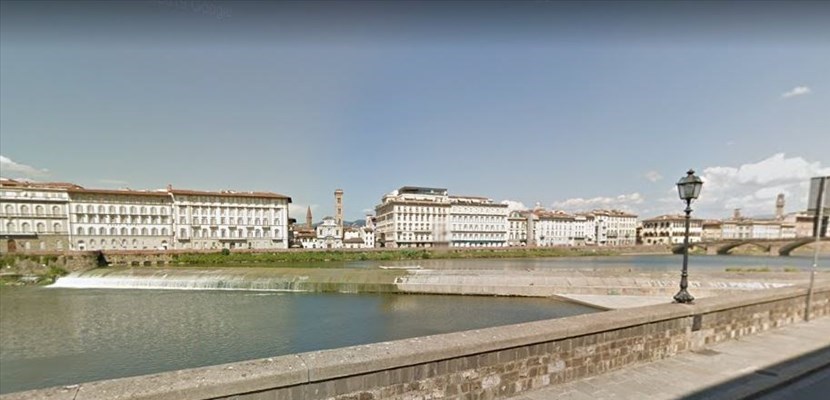 il lungarno dalla cui spalletta l'uomo è caduto sul greto dell'Arno