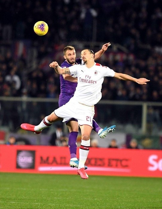 Contrasto aereo fra Pezzella e Ibrahimovic