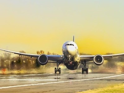 aereo in fase di decollo