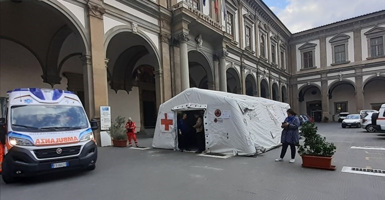 la tenda Croce Rossa pre triage davanti a Santa Maria Nuova