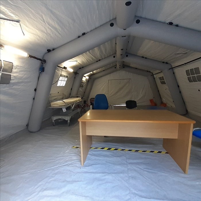 l'interno della tenda allestita davanti a Santa Maria Nuova