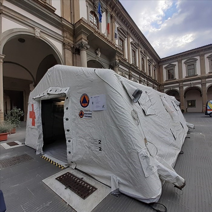 la tenda davanti all'ingresso di Santa Maria Nuova