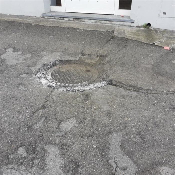 i lavori intorno al tombino