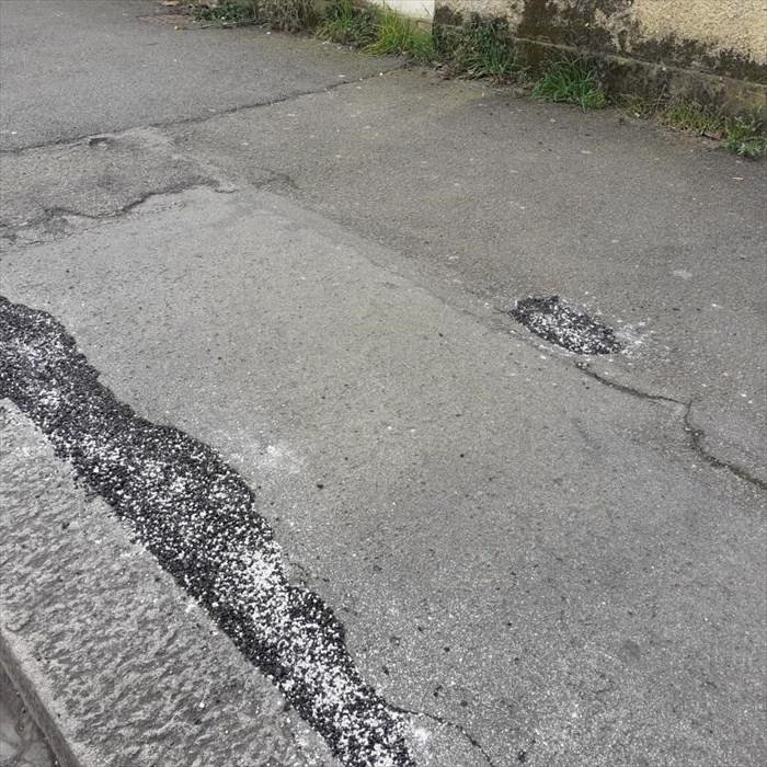 riparazione lungo il marciapiede