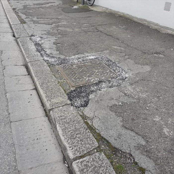 riparazione lungo il marciapiede