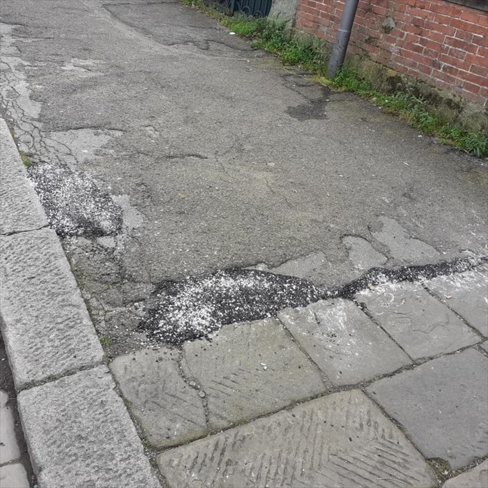 riparazione lungo il marciapiede