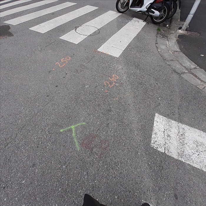 i segni dei tanti incidenti sull'asfalto